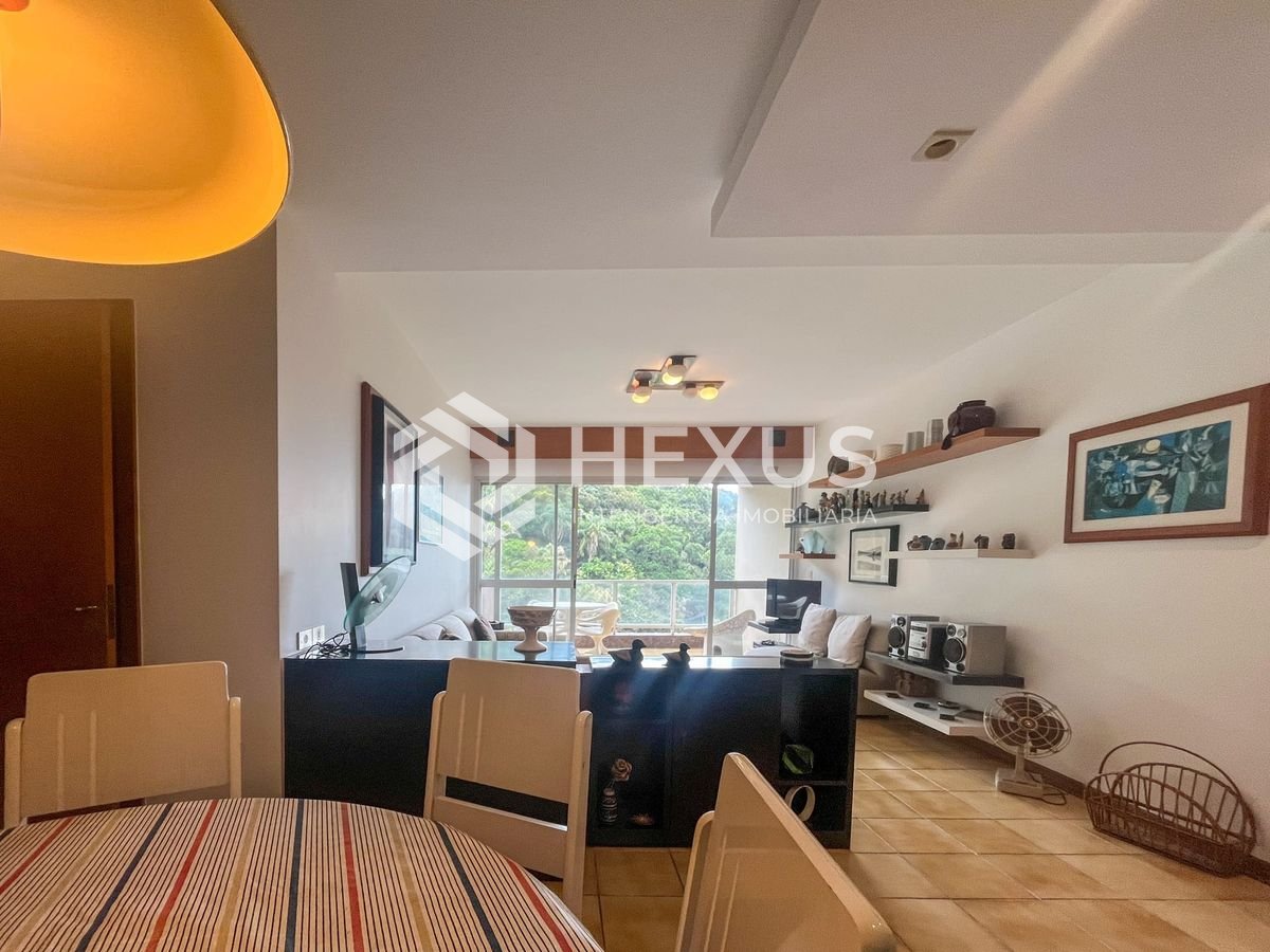 Foto 4 de Apartamento com varanda e lazer na quadra mar da Praia das Pitangueiras, Guaruja