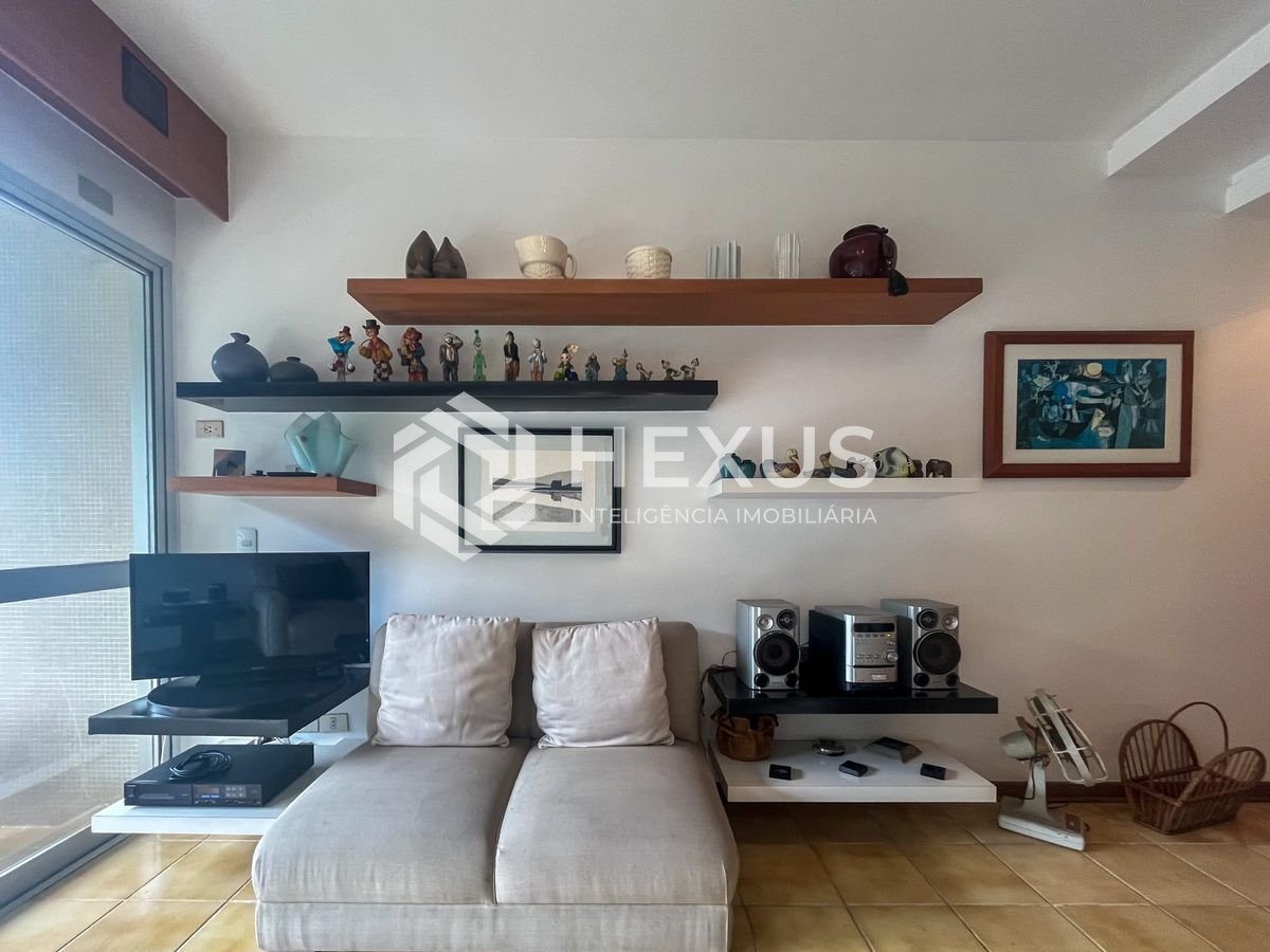 Foto 5 de Apartamento com varanda e lazer na quadra mar da Praia das Pitangueiras, Guaruja