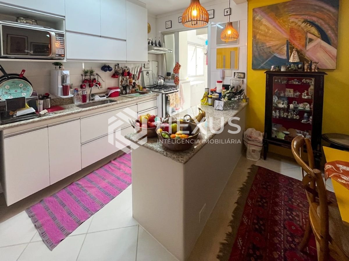 Foto 2 de Apartamento com varanda e lazer a uma quadra da Praia das Pitangueiras, Guaruja