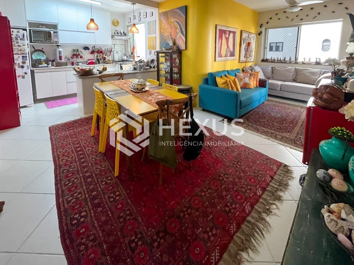 Foto 4 de Apartamento com varanda e lazer a uma quadra da Praia das Pitangueiras, Guaruja