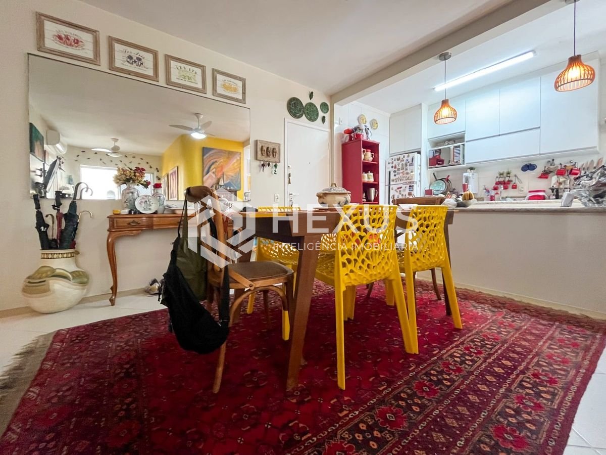 Foto 5 de Apartamento com varanda e lazer a uma quadra da Praia das Pitangueiras, Guaruja