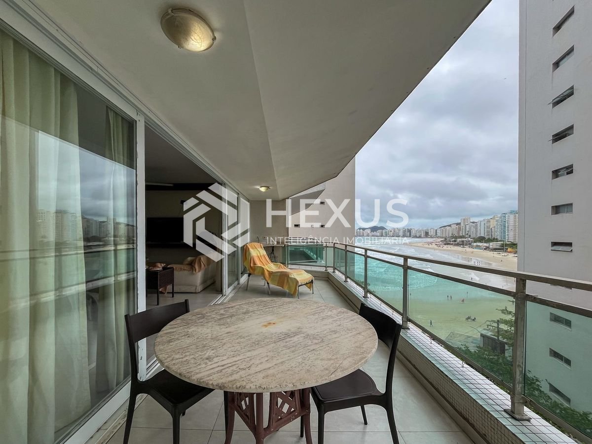 Foto 2 de Apartamento reformado com varanda e vista mar na quadra mar da Praia das Pitangueiras, Guaruja