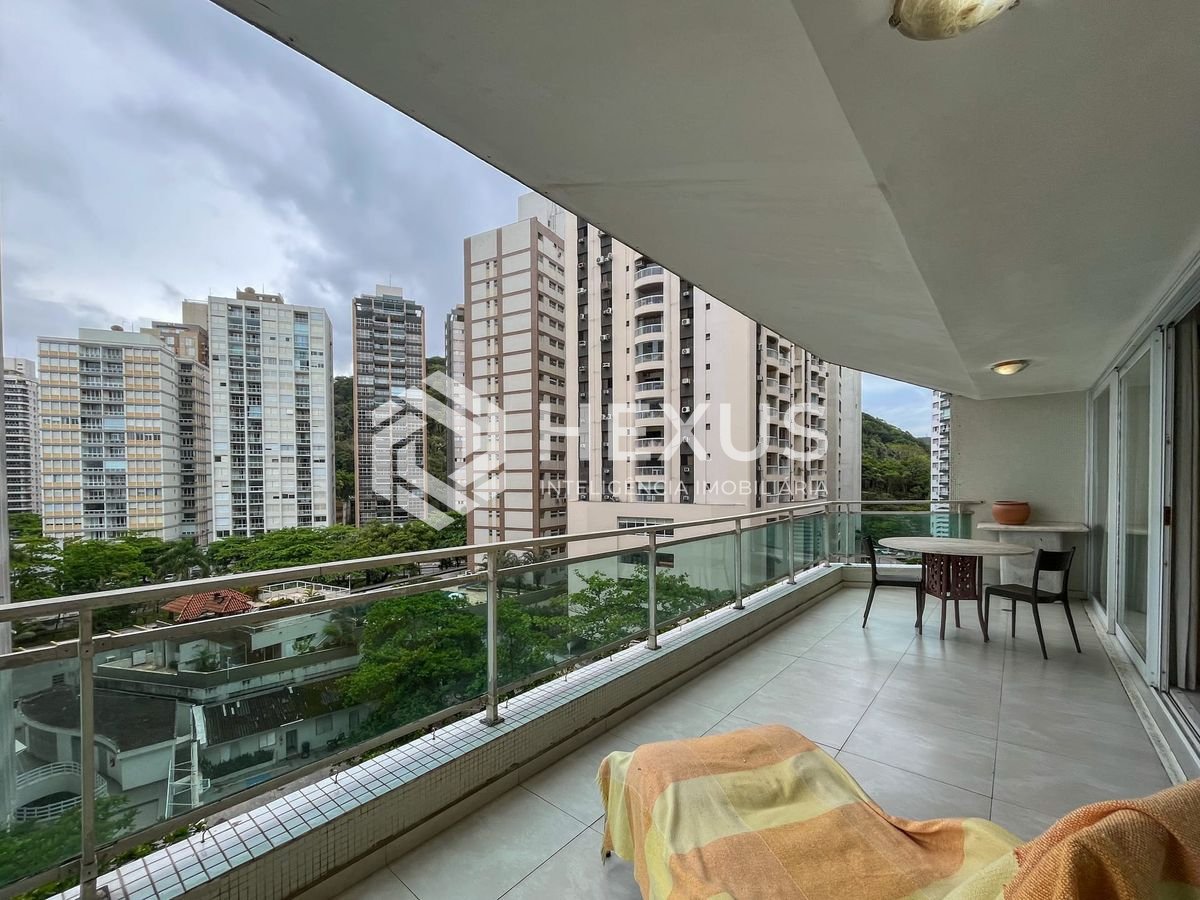 Foto 3 de Apartamento reformado com varanda e vista mar na quadra mar da Praia das Pitangueiras, Guaruja