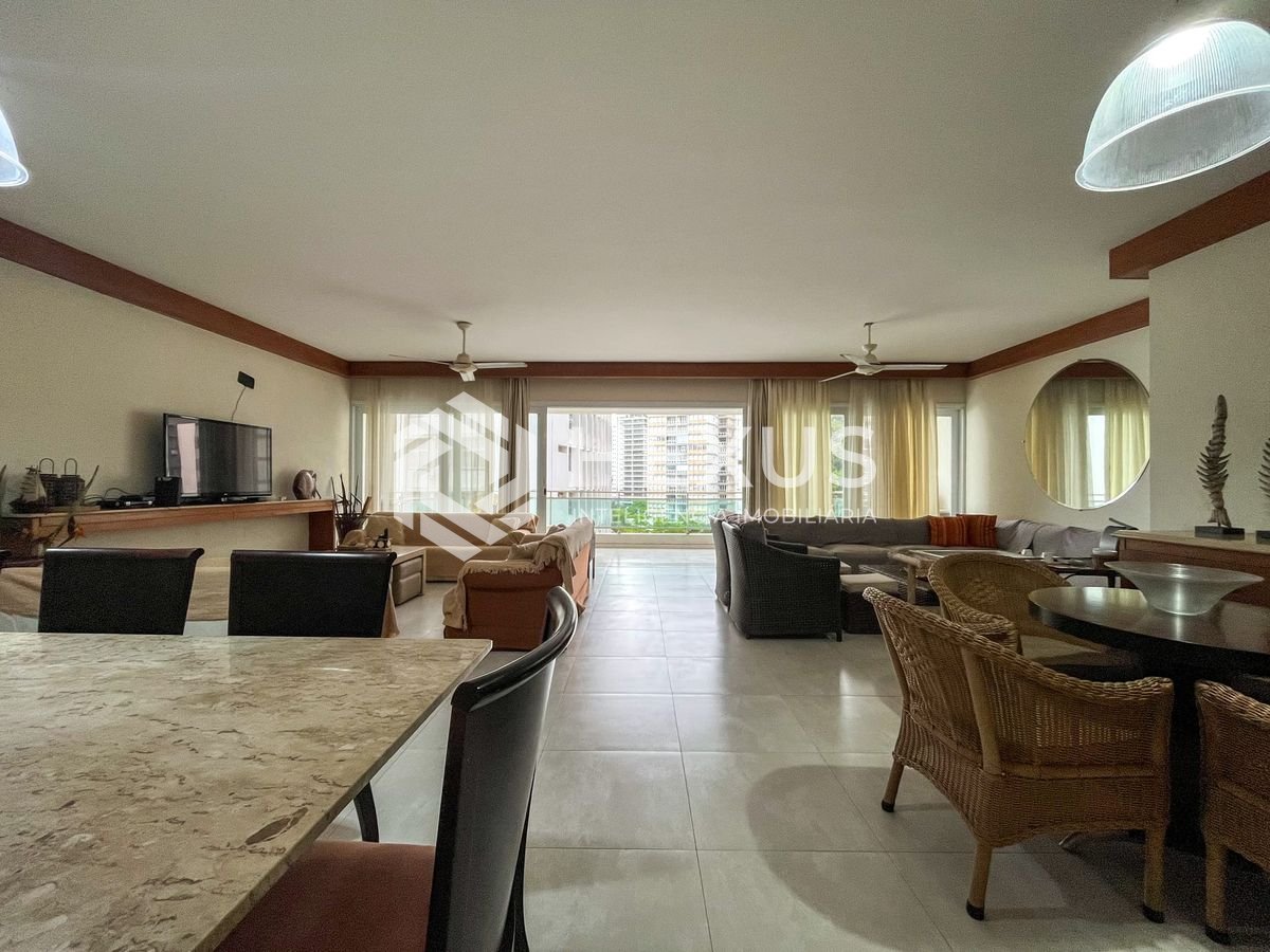 Foto 4 de Apartamento reformado com varanda e vista mar na quadra mar da Praia das Pitangueiras, Guaruja