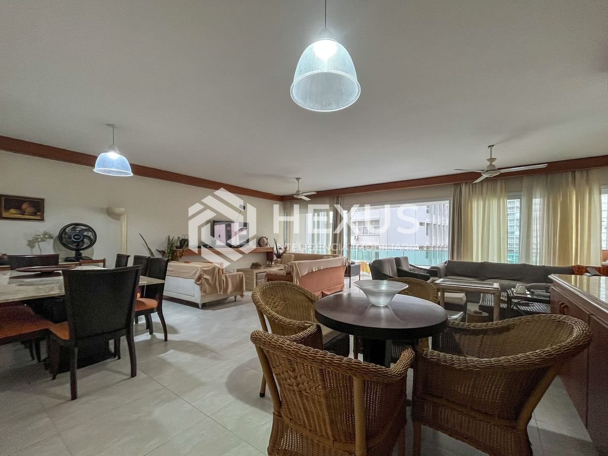Foto 5 de Apartamento reformado com varanda e vista mar na quadra mar da Praia das Pitangueiras, Guaruja