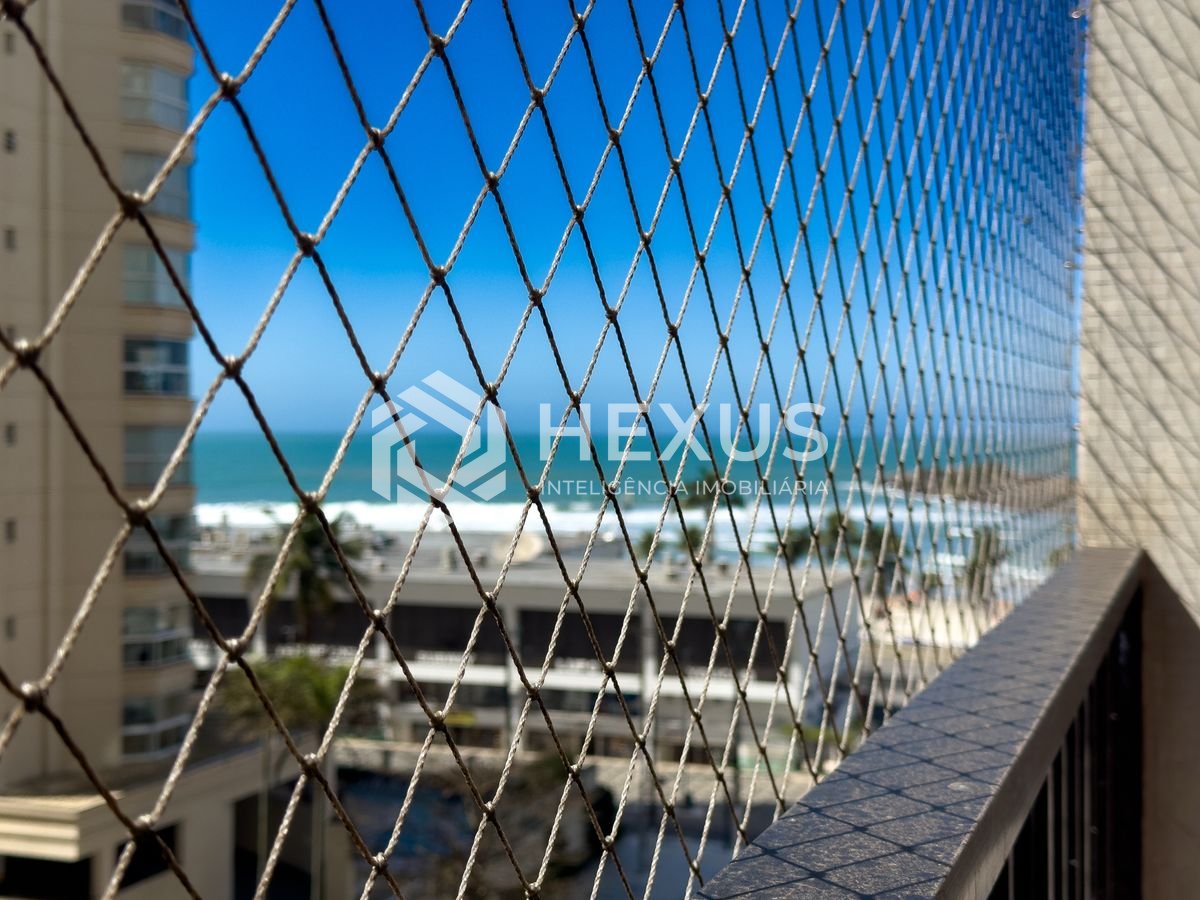 Foto 2 de Apartamento com varanda e vista mar na quadra-mar da Praia das Pitangueiras, Guaruja