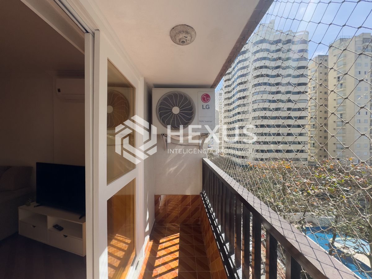 Foto 3 de Apartamento com varanda e vista mar na quadra-mar da Praia das Pitangueiras, Guaruja