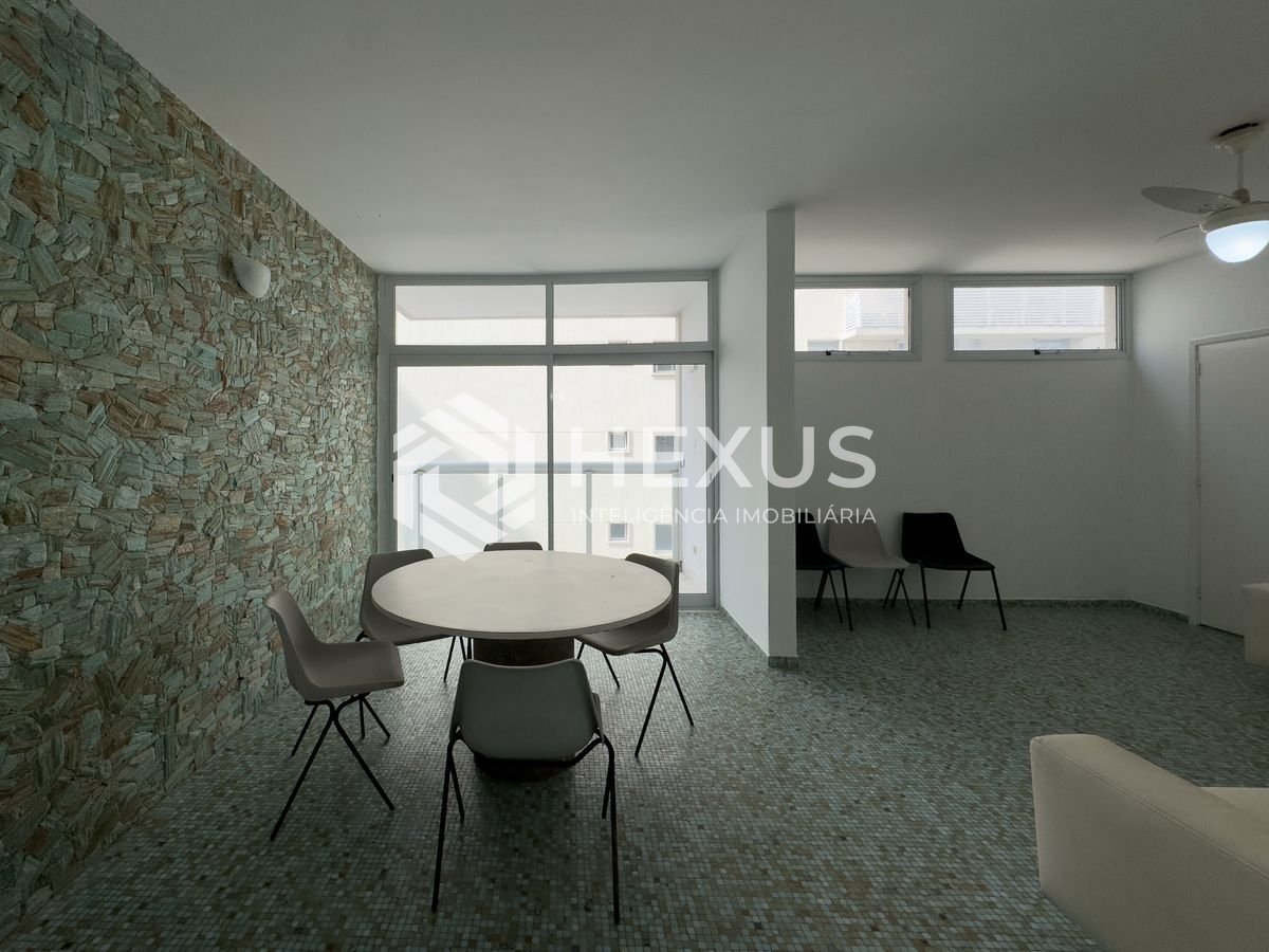 Foto 3 de Apartamento com varanda na quadra mar da Praia das Pitangueiras, Guaruja