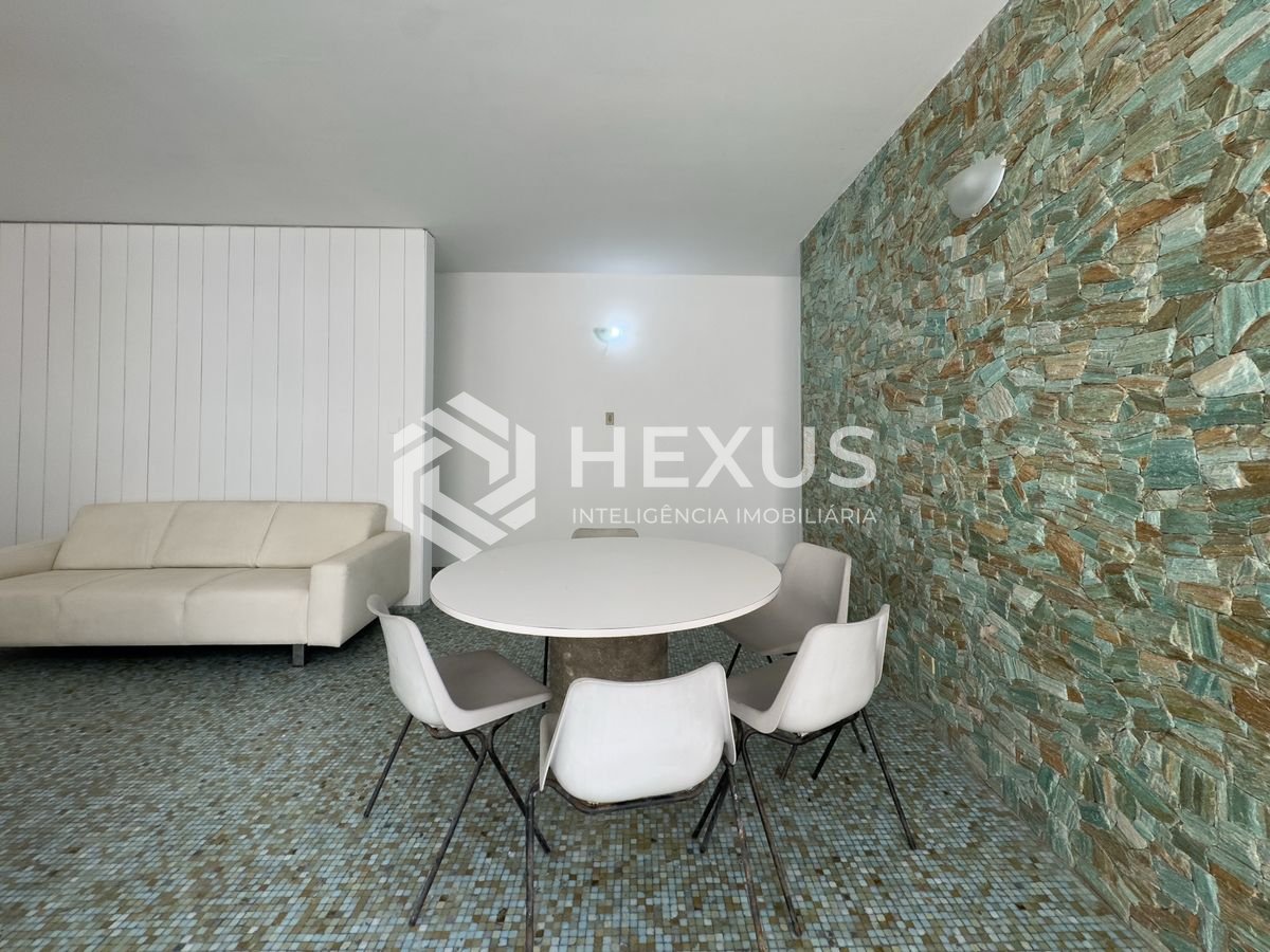 Foto 4 de Apartamento com varanda na quadra mar da Praia das Pitangueiras, Guaruja