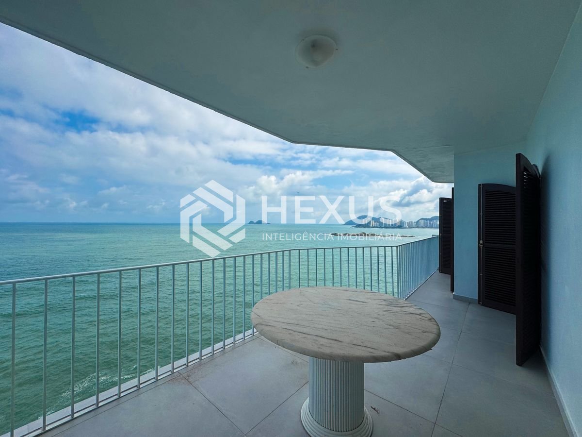 Foto 2 de Apartamento frente mar com varanda e vista mar na Praia das Pitangueiras, Guaruja