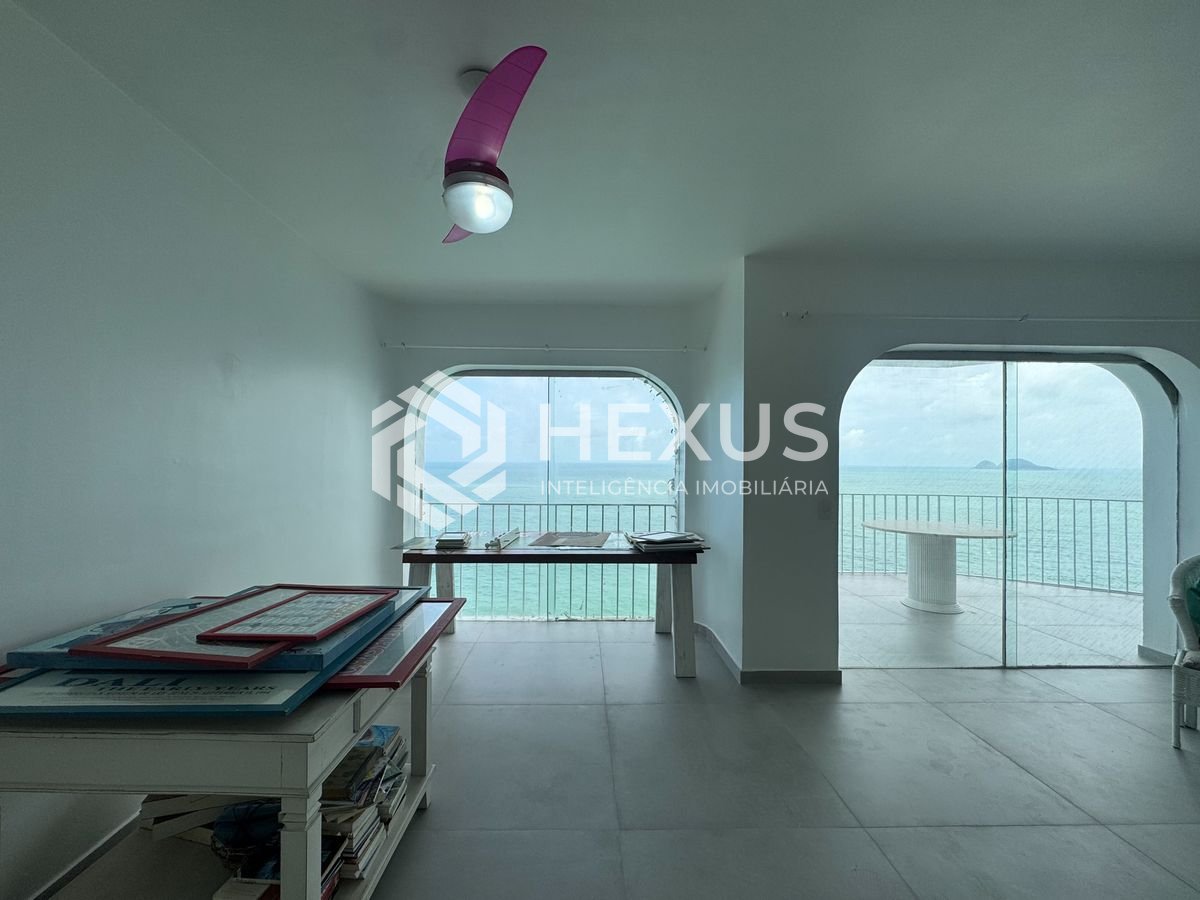 Foto 5 de Apartamento frente mar com varanda e vista mar na Praia das Pitangueiras, Guaruja