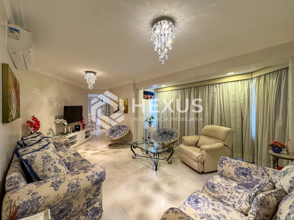 Foto 2 de Apartamento reformado com varanda a duas quadras da Praia das Pitangueiras, Guaruja