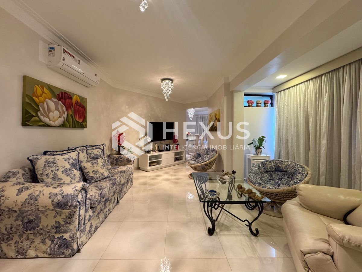 Foto 4 de Apartamento reformado com varanda a duas quadras da Praia das Pitangueiras, Guaruja