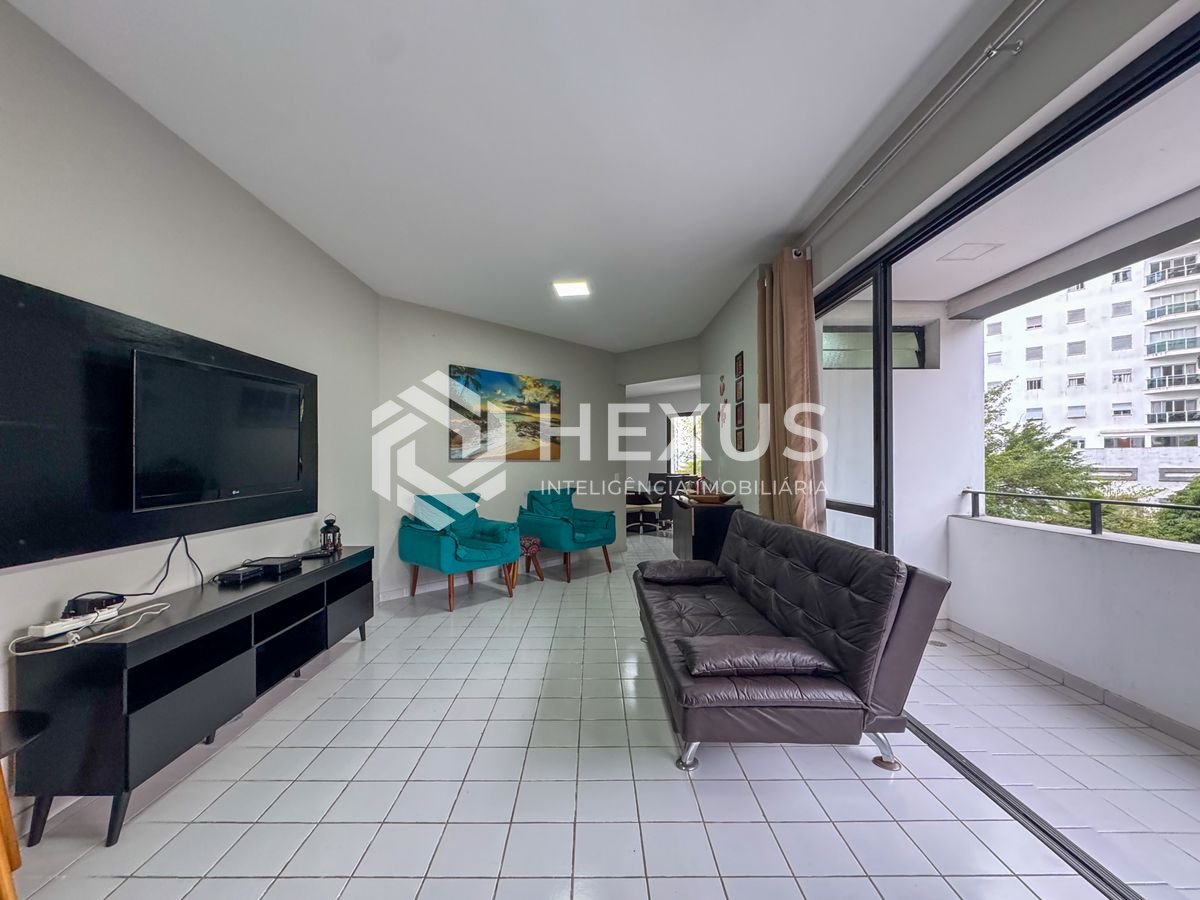 Foto 3 de Apartamento com varanda a duas quadras da Praia das Pitangueiras, Guaruja
