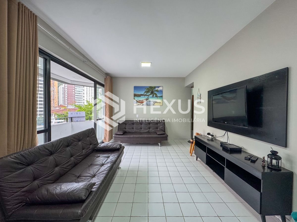 Foto 5 de Apartamento com varanda a duas quadras da Praia das Pitangueiras, Guaruja