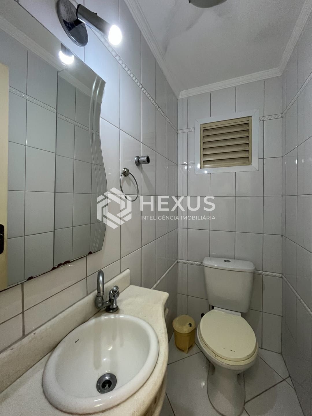 Foto 5 de Apartamento com varanda e lazer na Praia das Pitangueiras, Guaruja