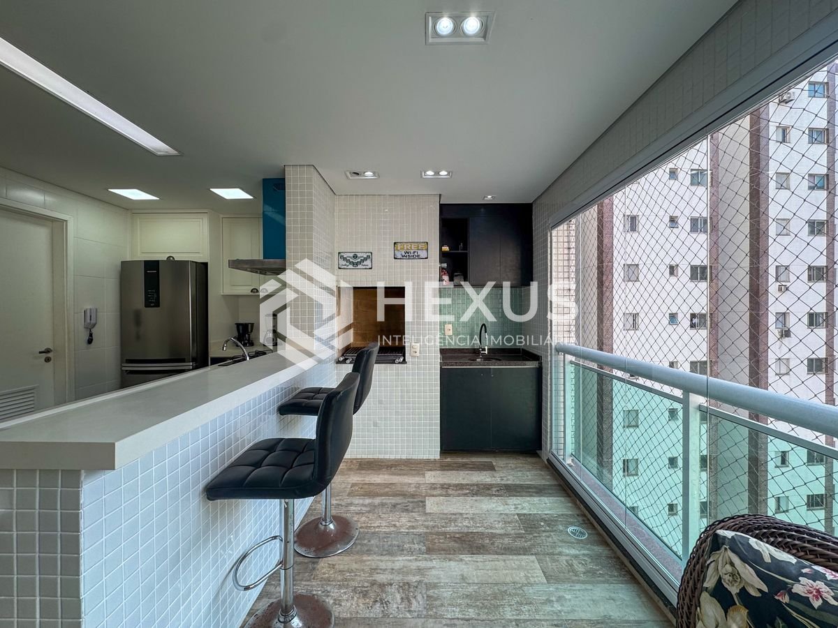 Foto 2 de Apartamento reformado com varanda gourmet e lazer a duas quadras da Praia das Pitangueiras, Guaruja