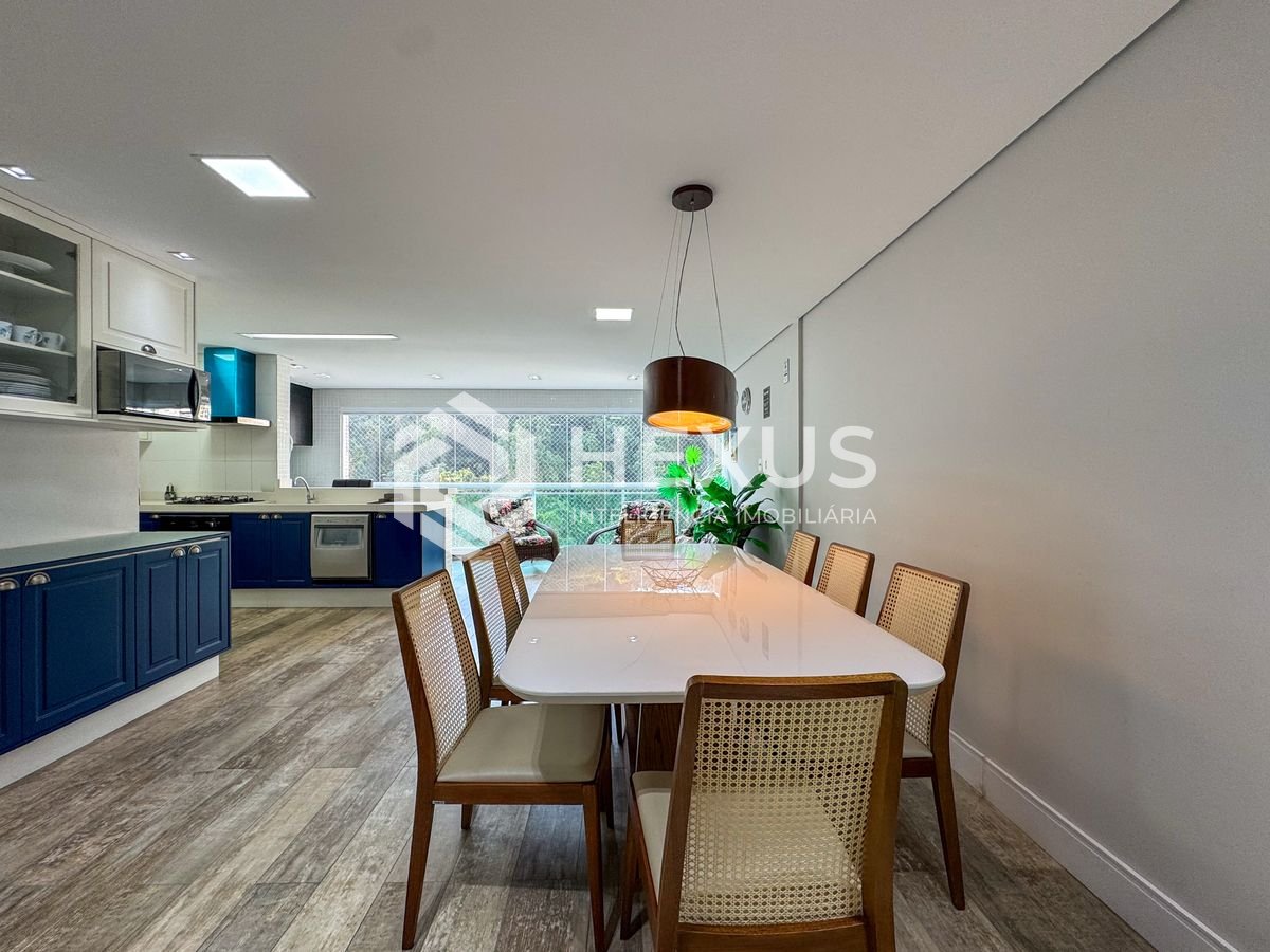 Foto 3 de Apartamento reformado com varanda gourmet e lazer a duas quadras da Praia das Pitangueiras, Guaruja