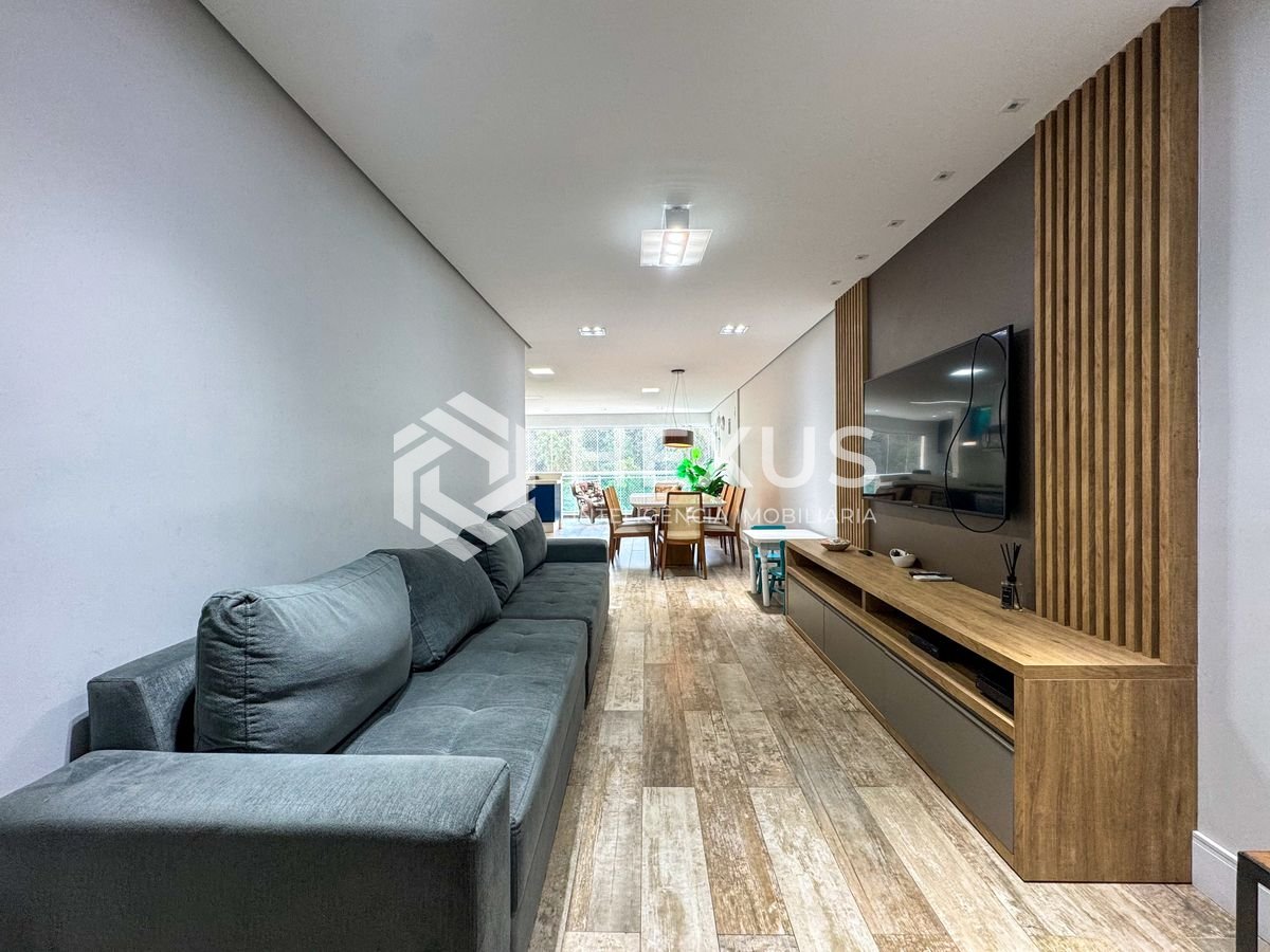 Foto 4 de Apartamento reformado com varanda gourmet e lazer a duas quadras da Praia das Pitangueiras, Guaruja