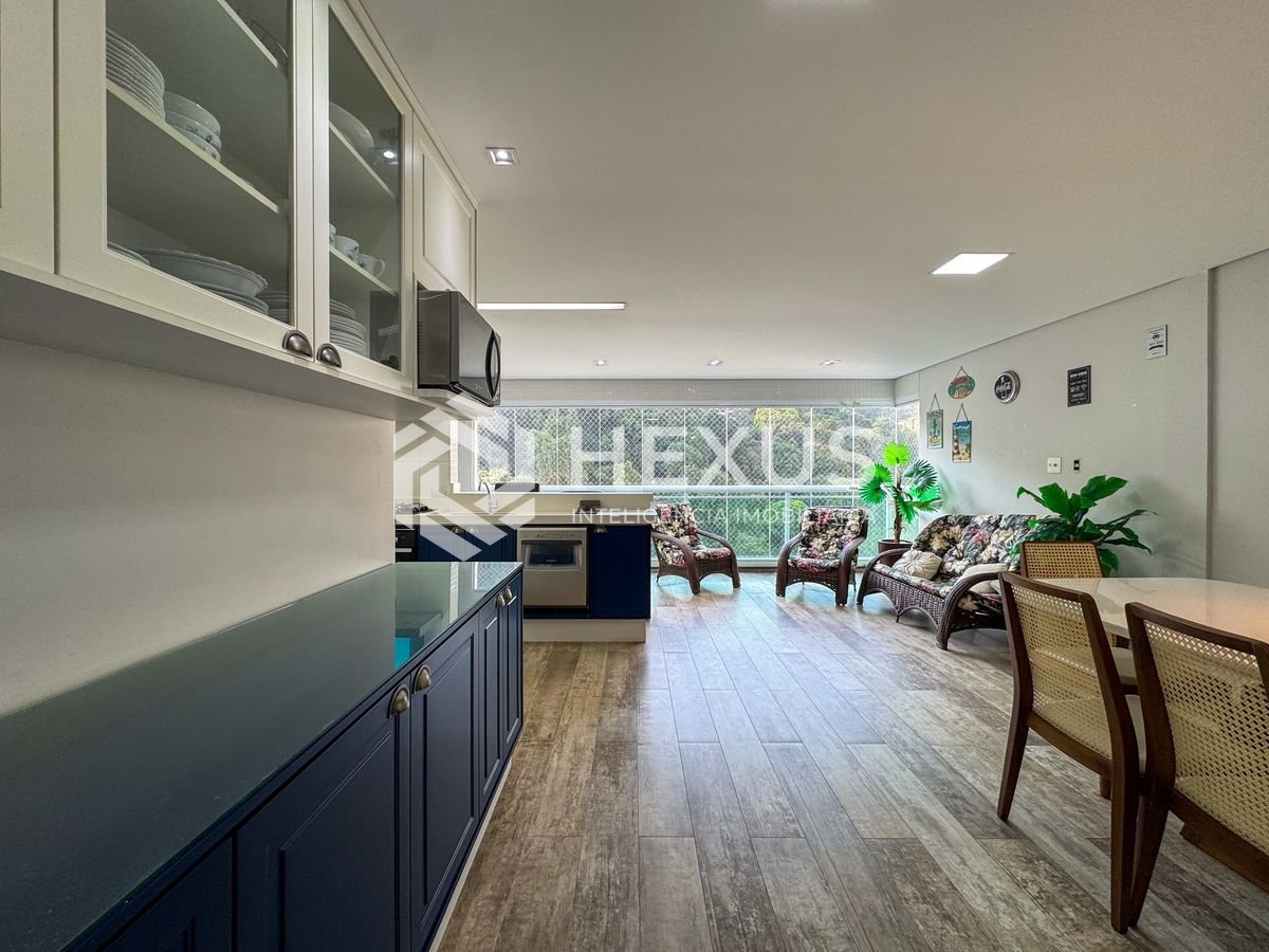 Foto 5 de Apartamento reformado com varanda gourmet e lazer a duas quadras da Praia das Pitangueiras, Guaruja