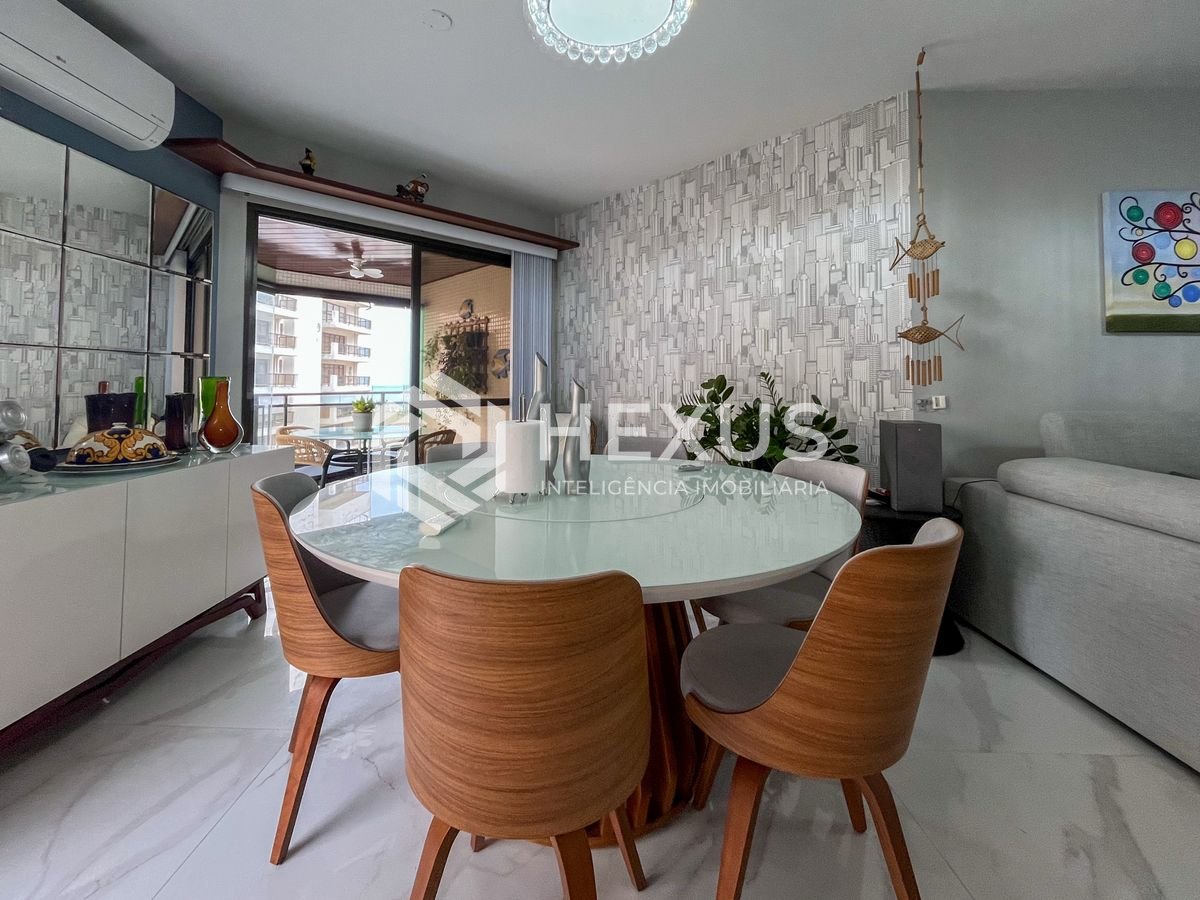 Foto 5 de Apartamento reformado com varanda vista mar e lazer na Praia das Pitangueiras, Guaruja