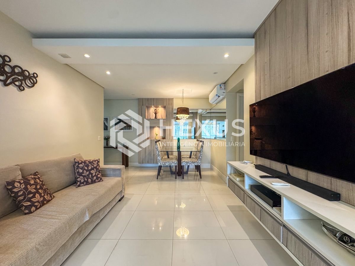 Foto 2 de Apartamento reformado com varanda gourmet e lazer a duas quadras da Praia das Pitangueiras, Guaruja