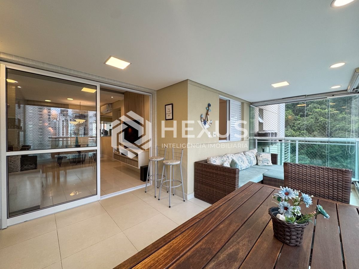 Foto 5 de Apartamento reformado com varanda gourmet e lazer a duas quadras da Praia das Pitangueiras, Guaruja