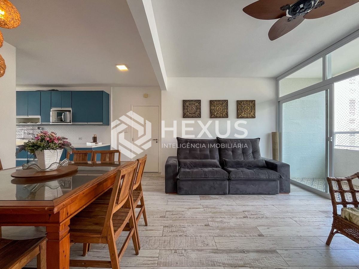 Foto 3 de Apartamento reformado com varanda e vista mar na quadra mar da Praia das Pitangueiras, Guaruja