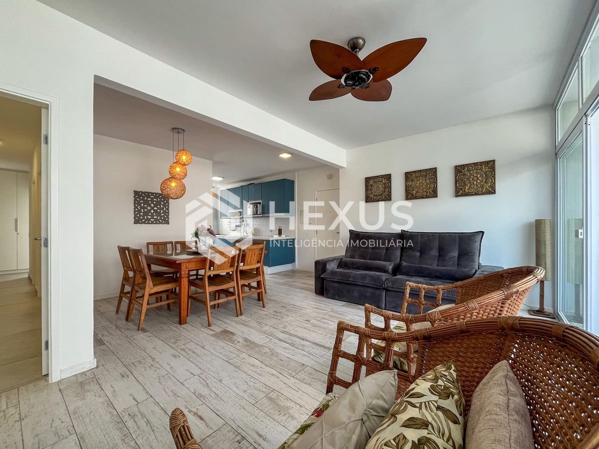 Foto 4 de Apartamento reformado com varanda e vista mar na quadra mar da Praia das Pitangueiras, Guaruja