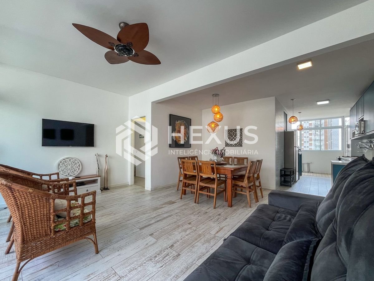 Foto 5 de Apartamento reformado com varanda e vista mar na quadra mar da Praia das Pitangueiras, Guaruja