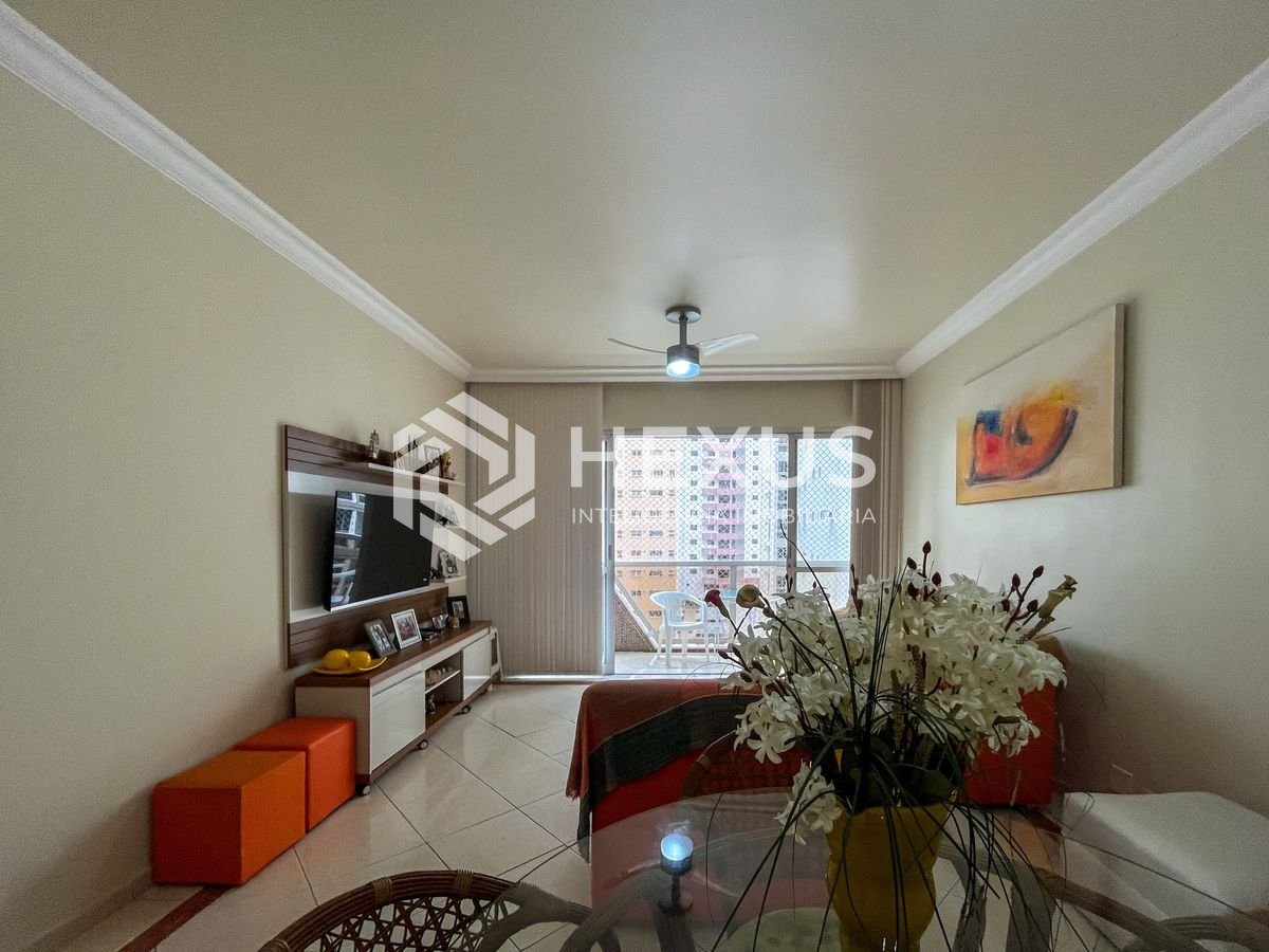 Foto 2 de Apartamento com varanda na quadra mar da Praia das Pitangueiras, Guaruja