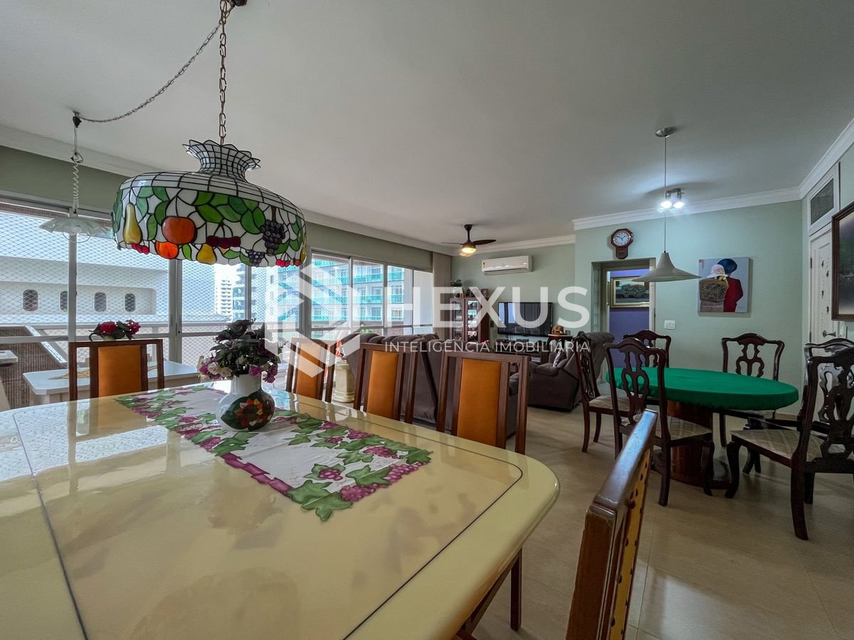 Foto 4 de Apartamento com varanda e vista mar na quadra mar da Praia das Pitangueiras, Guaruja