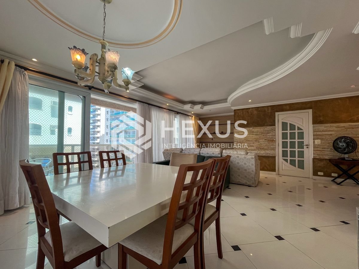 Foto 2 de Apartamento com varanda e vista mar na quadra-mar da Praia das Pitangueiras, Guaruja