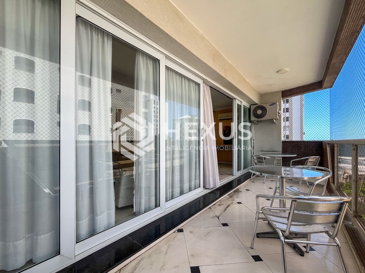 Foto 3 de Apartamento com varanda e vista mar na quadra-mar da Praia das Pitangueiras, Guaruja