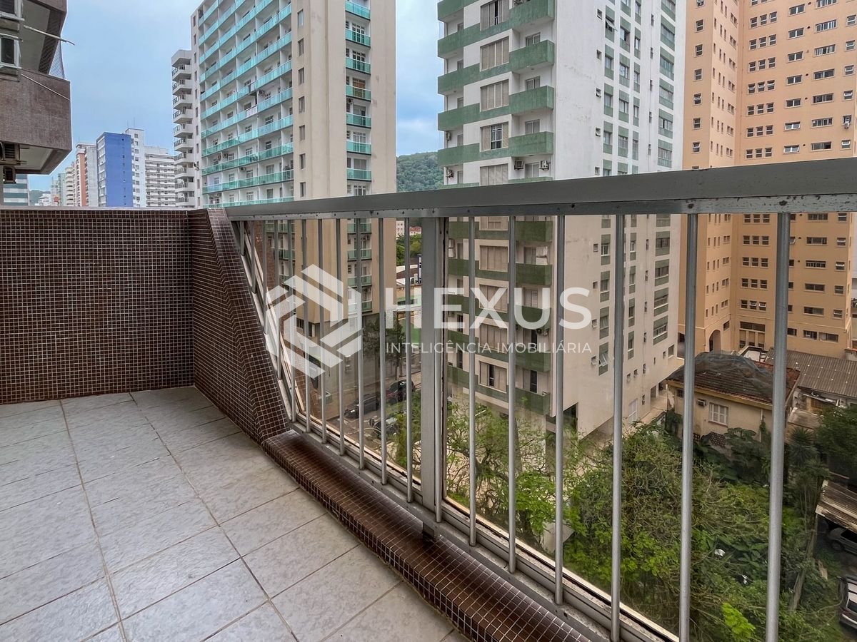 Foto 2 de Apartamento com varanda na quadra mar da Praia das Pitangueiras, Guaruja