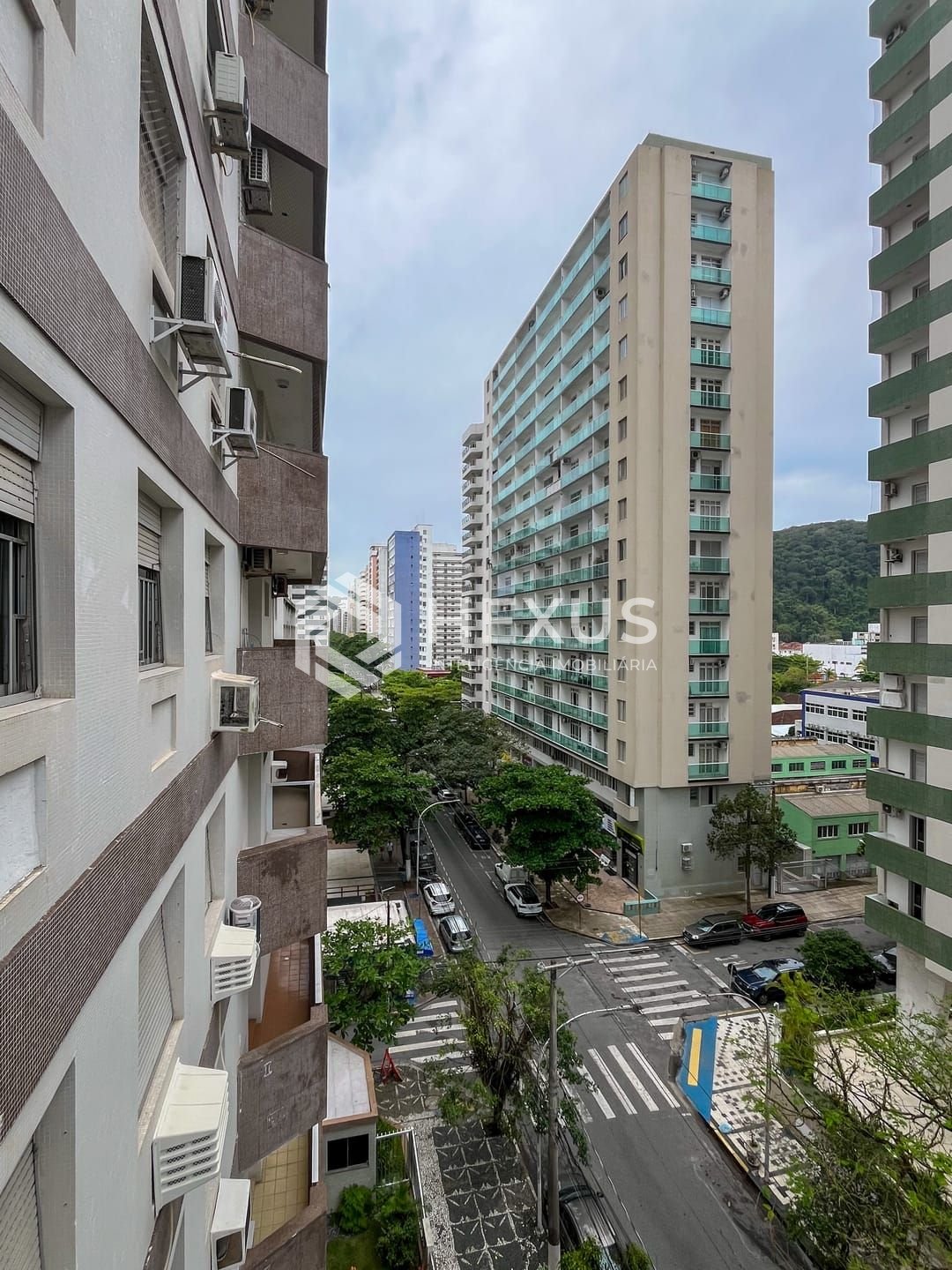 Foto 3 de Apartamento com varanda na quadra mar da Praia das Pitangueiras, Guaruja