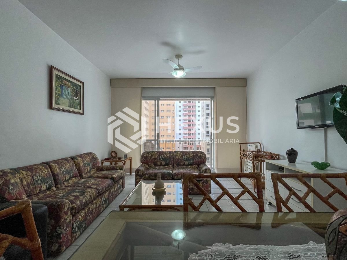 Foto 5 de Apartamento com varanda na quadra mar da Praia das Pitangueiras, Guaruja