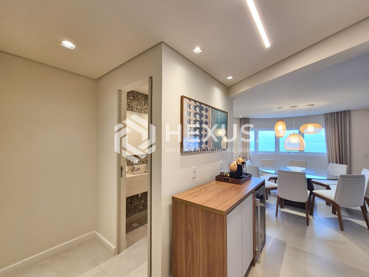 Foto 5 de Apartamento reformado frente mar com varanda gourmet e lazer de clube na Praia da Enseada, Guaruja