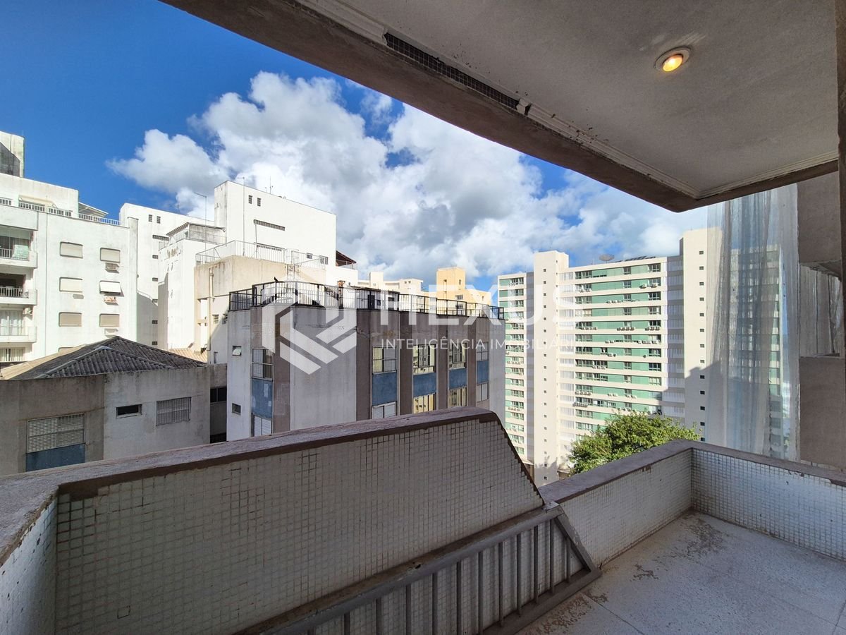 Foto 3 de Apartamento com varanda e lazer na quadra mar da Praia das Pitangueiras, Guaruja