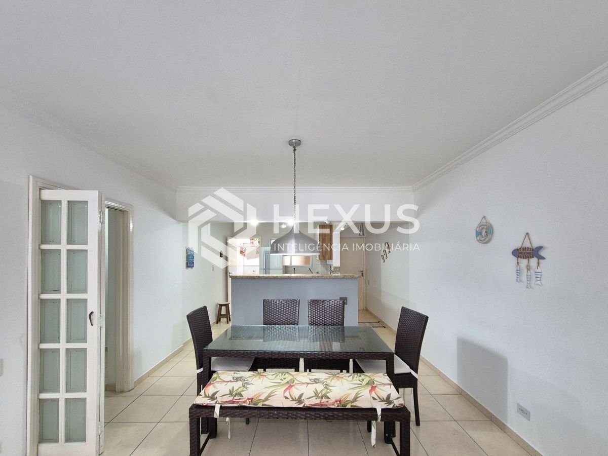 Foto 3 de Apartamento com varanda e lazer na quadra mar da Praia das Pitangueiras, Guaruja