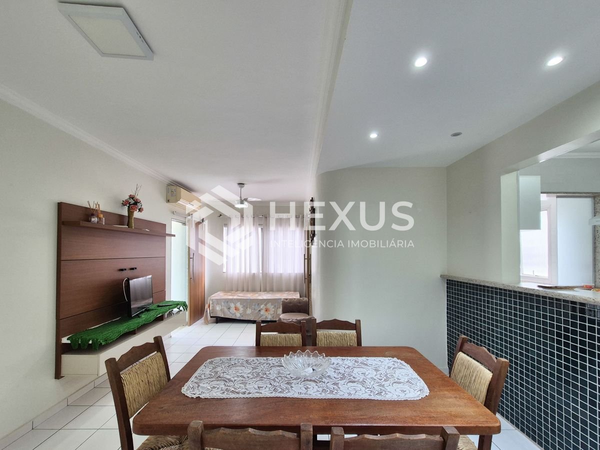 Foto 2 de Apartamento com varanda e lazer a uma quadra da Praia das Pitangueiras, Guaruja