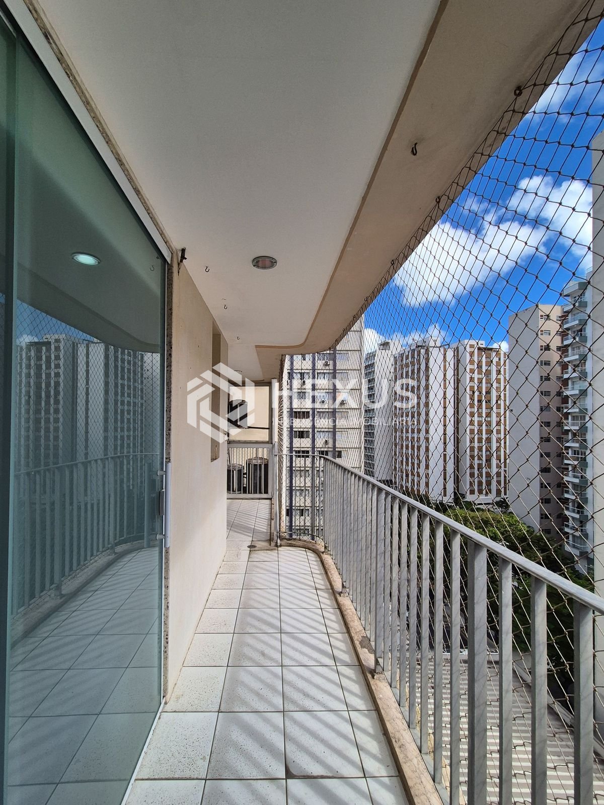 Foto 3 de Apartamento com varanda e lazer a uma quadra da Praia das Pitangueiras, Guaruja