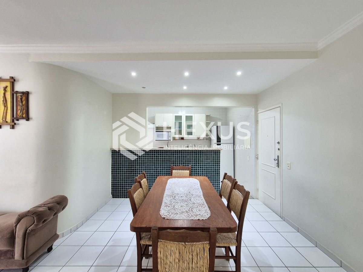 Foto 4 de Apartamento com varanda e lazer a uma quadra da Praia das Pitangueiras, Guaruja