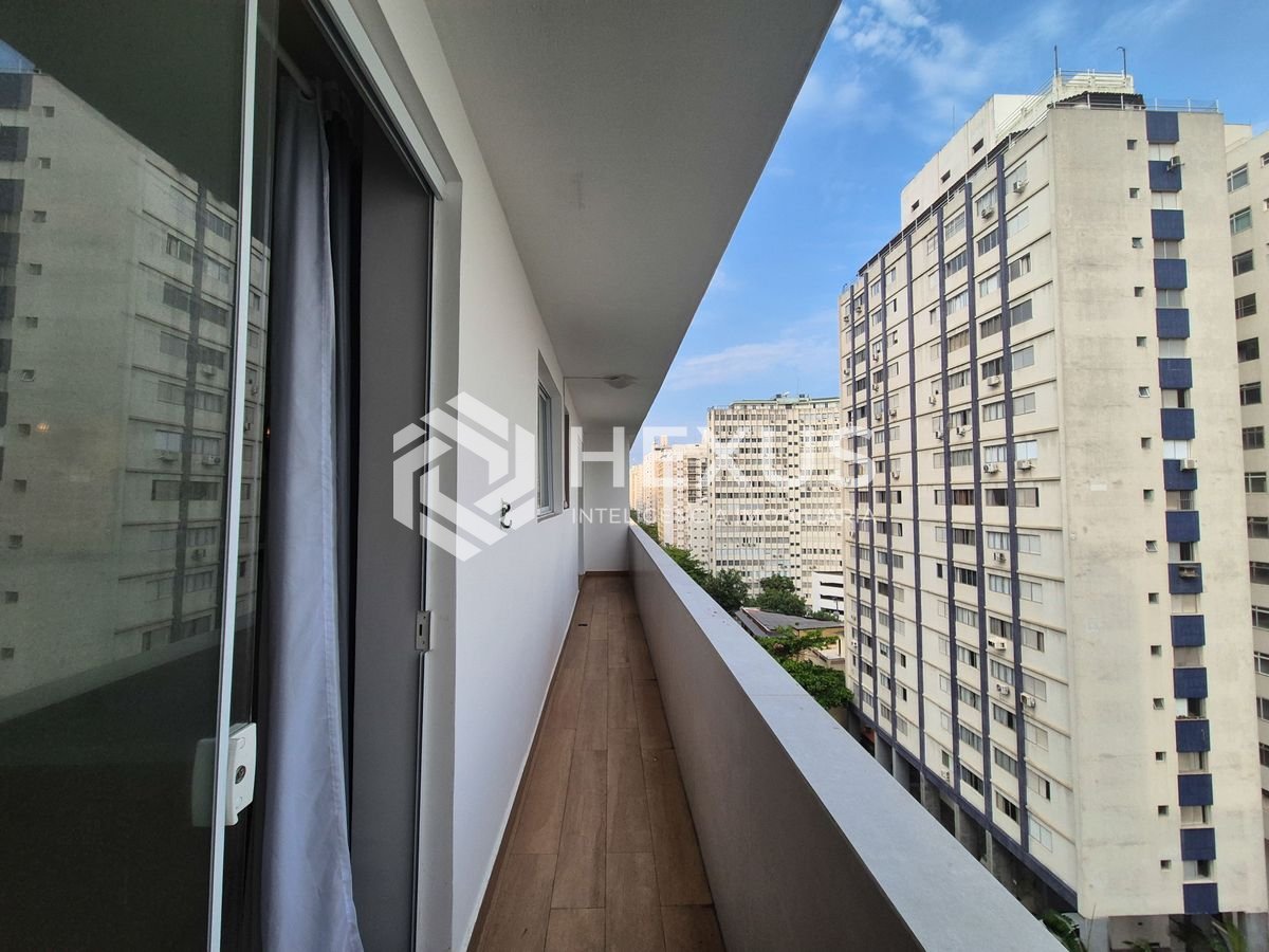 Foto 2 de Apartamento reformado com vista mar a uma quadra da Praia das Pitangueiras, Guaruja