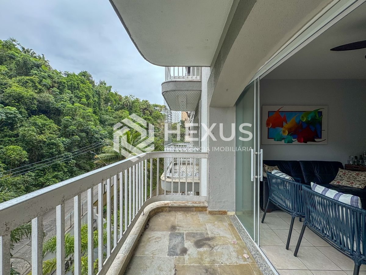 Foto 3 de Apartamento reformado com varanda na quadra mar da Praia das Pitangueiras, Guaruja