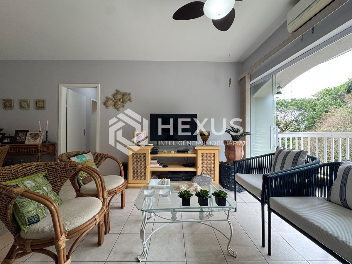 Foto 4 de Apartamento reformado com varanda na quadra mar da Praia das Pitangueiras, Guaruja