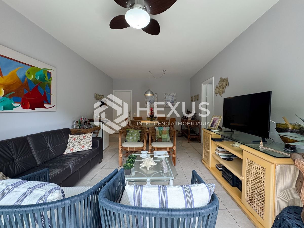 Foto 5 de Apartamento reformado com varanda na quadra mar da Praia das Pitangueiras, Guaruja