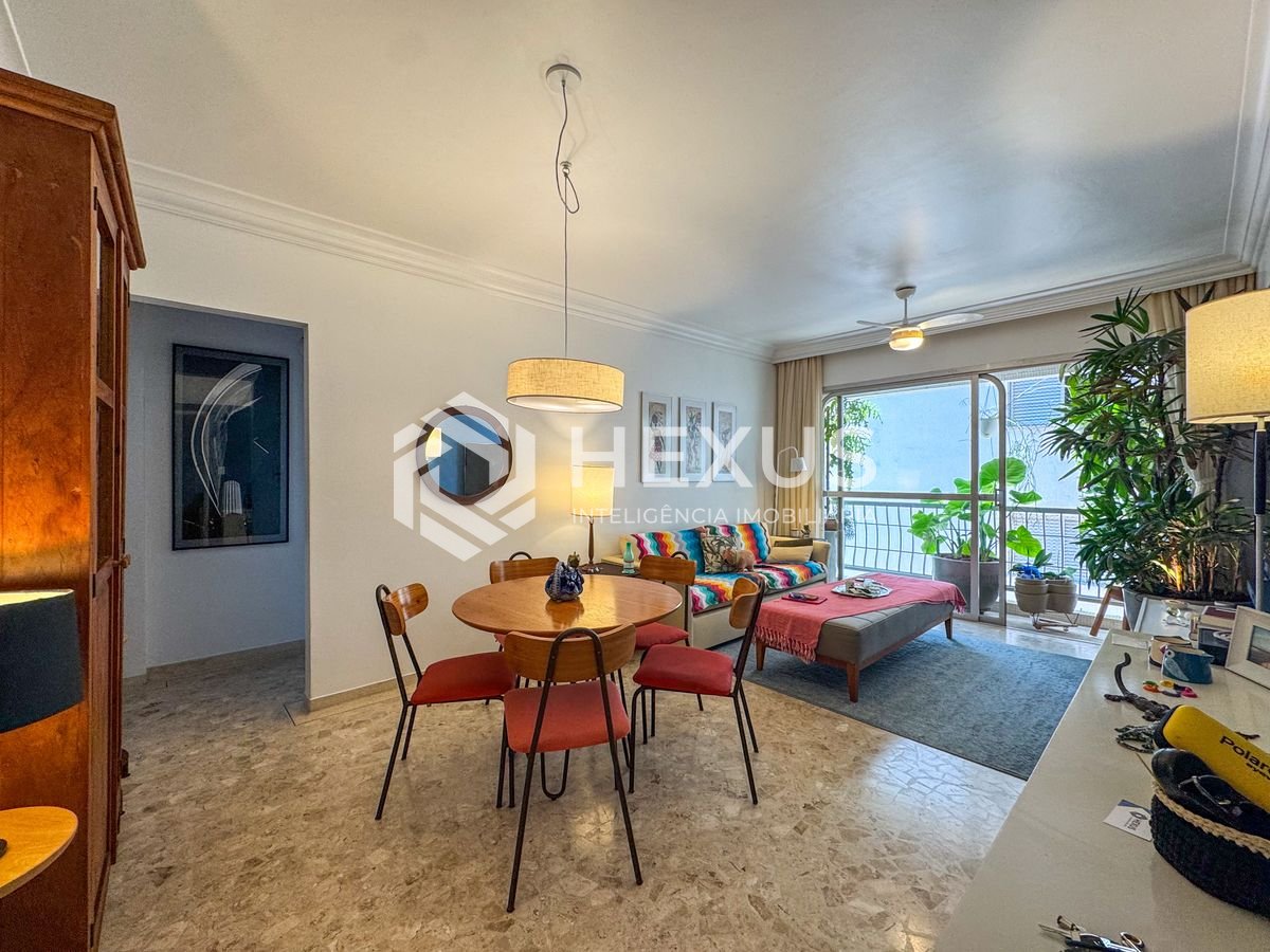 Foto 2 de Apartamento reformado com varanda na Praia das Pitangueiras, Guaruja