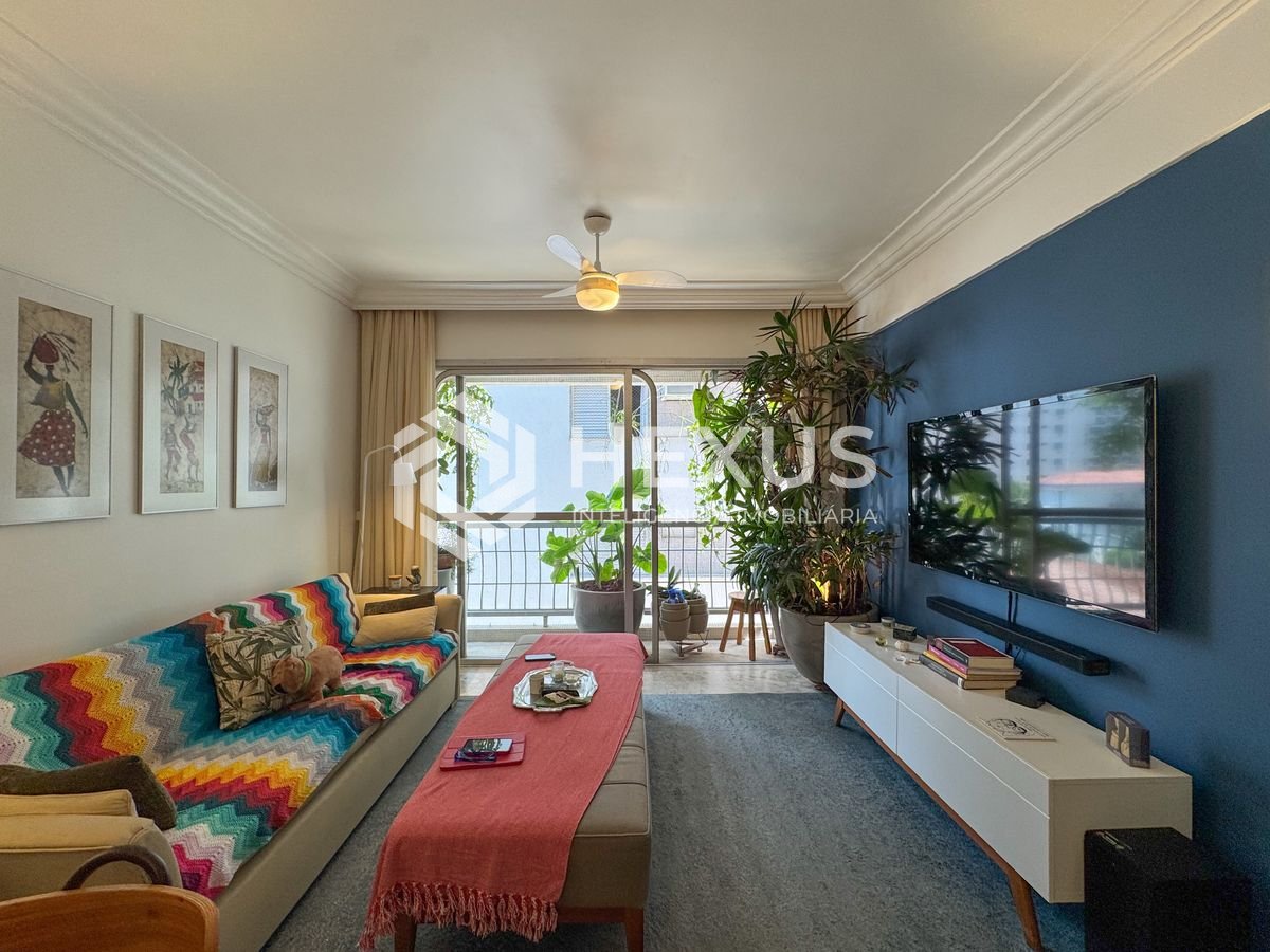 Foto 4 de Apartamento reformado com varanda na Praia das Pitangueiras, Guaruja