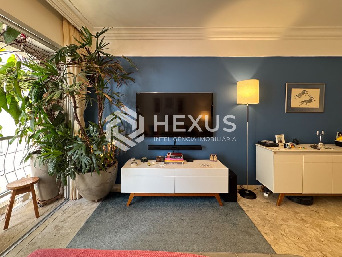 Foto 5 de Apartamento reformado com varanda na Praia das Pitangueiras, Guaruja